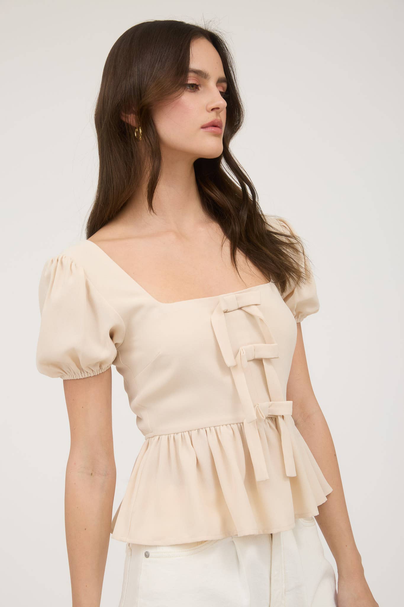 FRONT BOW DETAIL PUFF SLEEVE PEPLUM TOP