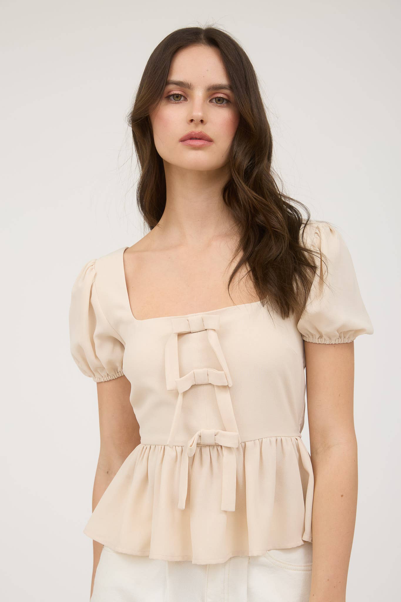 FRONT BOW DETAIL PUFF SLEEVE PEPLUM TOP